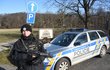 Policisté prohledávají prostor u přejezdu v Děhylově, kde se zastřelil vrah z Fakultní nemocnice.