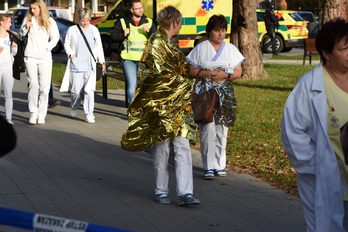 Šest mrtvých a dva zranění jsou po ranní střelbě ve Fakultní nemocnici v Ostravě. Policie evakuovala prostor polikliniky.