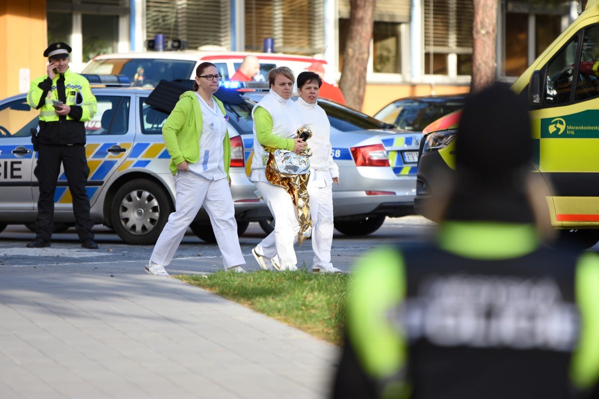 Šest mrtvých a dva zranění jsou po ranní střelbě ve Fakultní nemocnici v Ostravě. Policie evakuovala prostor polikliniky.