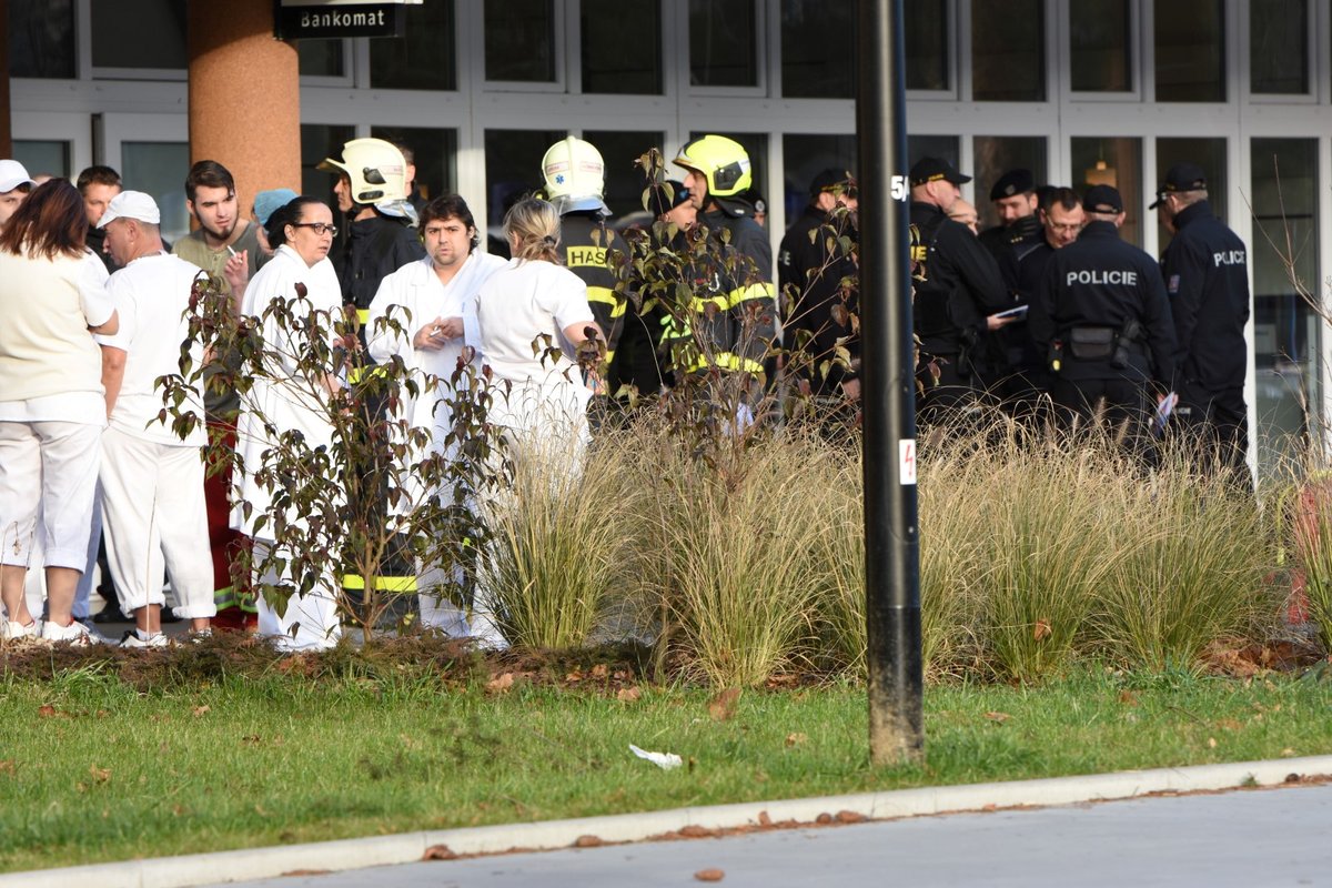 Šest mrtvých a dva zranění jsou po ranní střelbě ve Fakultní nemocnici v Ostravě. Policie evakuovala prostor polikliniky.