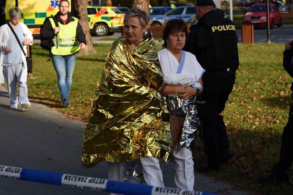 Šest mrtvých a dva zranění jsou po ranní střelbě ve Fakultní nemocnici Ostrava. Policie evakuovala prostor polikliniky.