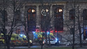 V budově Filozofické fakulty Univerzity Karlovy na Palachově náměstí došlo ke střelbě. Na místě jsou zranění i mrtví. (21. prosinec 2023)