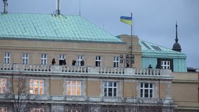 Studentka o chvílích hrůzy: Střílel do dveří! Vylezli jsme na střechu, někdo ale spadl