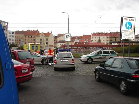 Policisté přijali volání na tísňovou linku. Poblíž TV Prima se ozývá střelba.