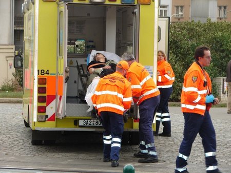 Ženu s průstřelem stehna odvezli záchranáři do Vinohradské nemocnice.