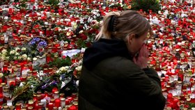 Lidé stále přicházejí na pietní místa uctít památku obětí střelby na Filozofické fakultě UK.