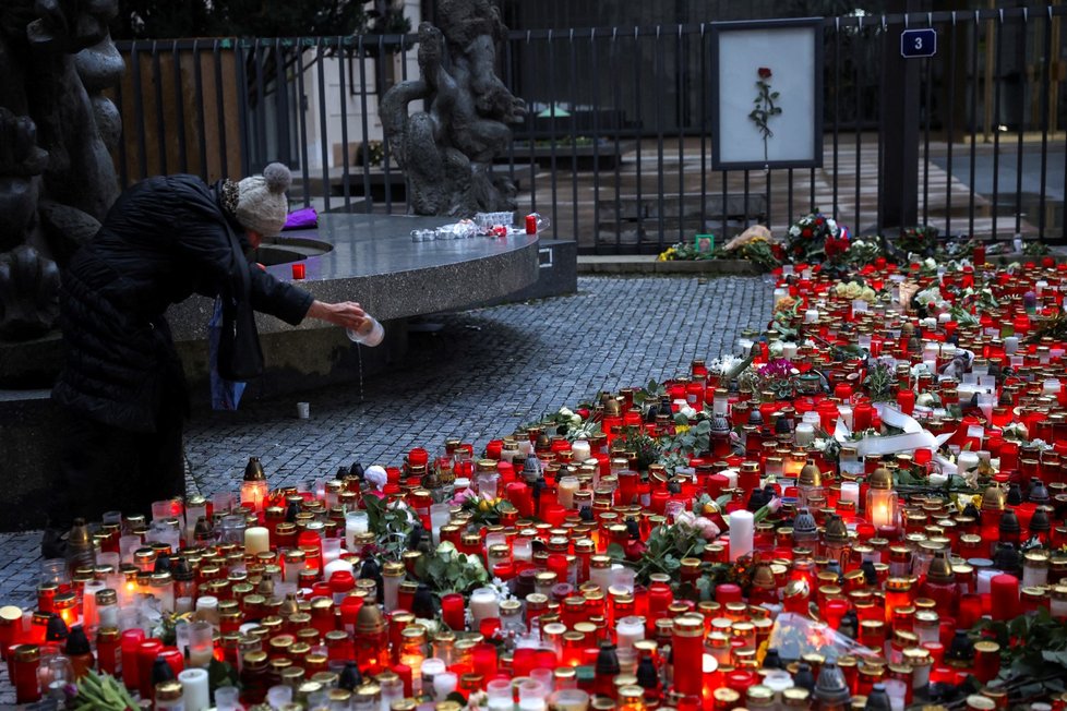 Lidé stále přicházejí na pietní místa uctít památku obětí střelby na Filozofické fakultě UK