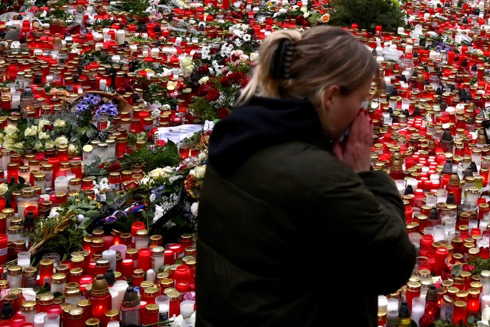 Lidé stále přicházejí na pietní místa uctít památku obětí střelby na Filozofické fakultě UK