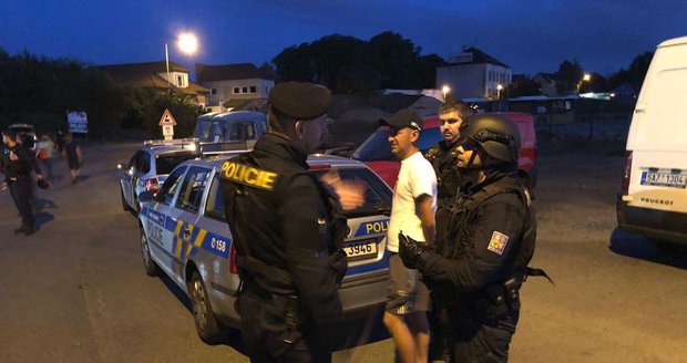 Střelce se policistům nakonec podařilo zadržet.