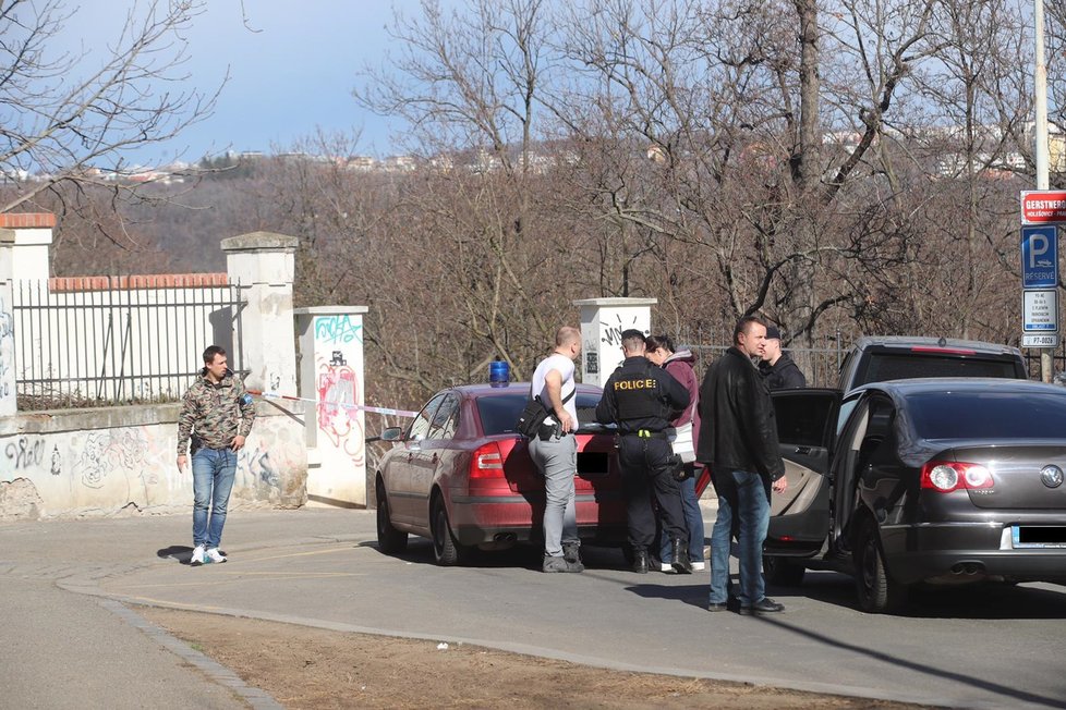 V Kamenické ulici na pražské Letné se střílelo.