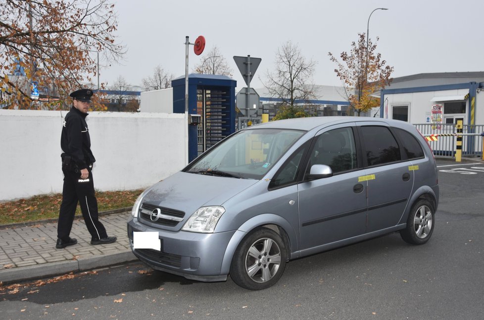 Po střelbě, při které byla v Rokycanech vážně zraněná žena, zůstala na ulici dvě zapečetěná auta.