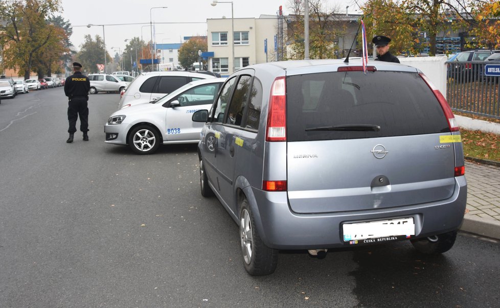 Říjen 2018: Po střelbě, při které byla v Rokycanech vážně zraněná žena, zůstala na ulici dvě zapečetěná auta.