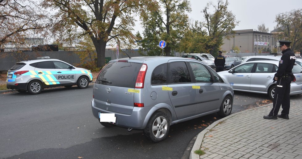 Po střelbě, při které byla v Rokycanech vážně zraněná žena, zůstala na ulici dvě zapečetěná auta.