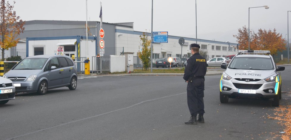 Po střelbě, při které byla v Rokycanech vážně zraněná žena, zůstala na ulici dvě zapečetěná auta.