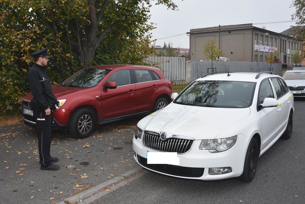 Říjen 2018: Po střelbě, při které byla v Rokycanech vážně zraněná žena, zůstala na ulici dvě zapečetěná auta.