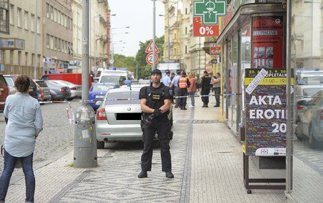 Opletalova ulice byla kvůli přepadení částečně uzavřena.