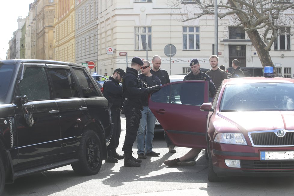 Na Letné se střílelo, policisté zadrželi muže, který jim ujížděl.