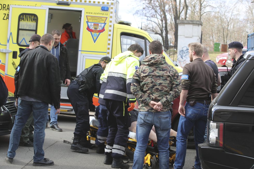 Na Letné se střílelo, policisté zadrželi muže, který jim ujížděl.