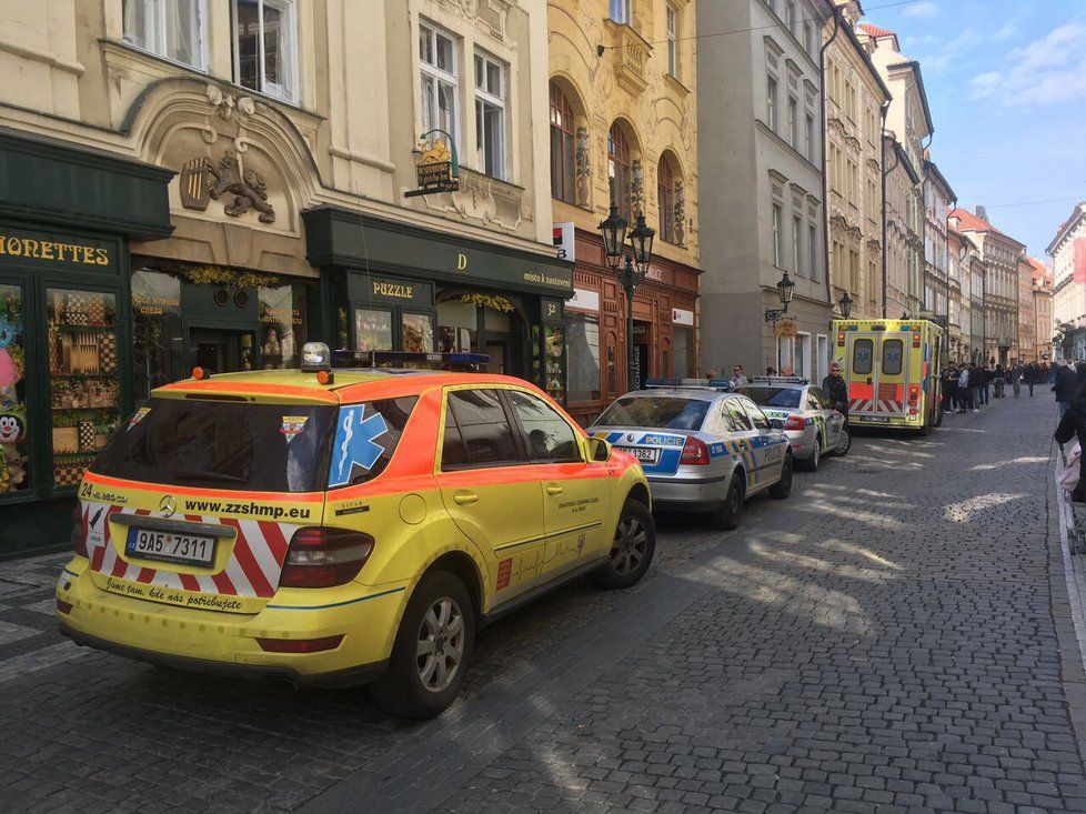 Záchranáři řeší případ postřeleného muže v centru Prahy.