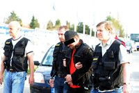 Jako na Divokém západě: Policisté stříleli v Praze ze samopalu na kolegu!