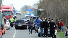 Policie v úterý v Praze honila zločince a střílela po jeho autě. Zasáhla však patrně i jeden z projíždějících vozů