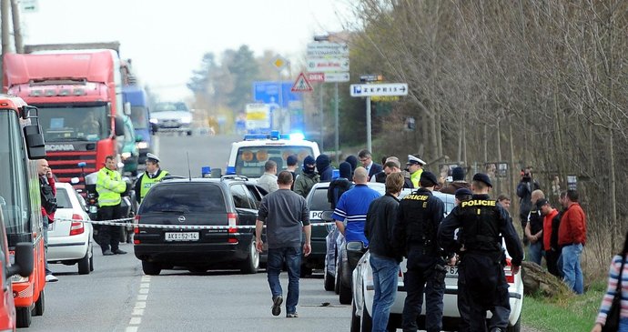 Policie v úterý v Praze honila zločince a střílela po jeho autě. Zasáhla však patrně i jeden z projíždějících vozů