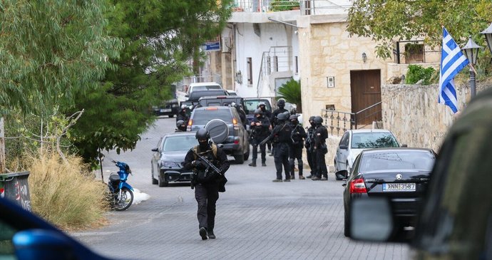 Policisté střeží vesnici