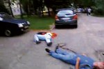 Těla obou zůstala po střelbě ležet  na ulici