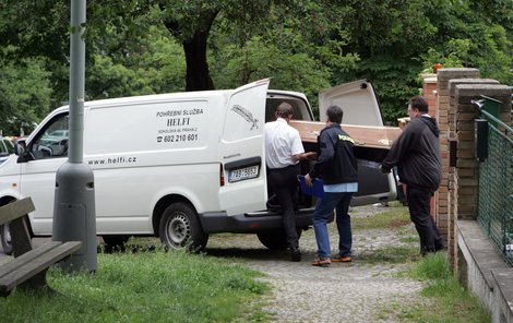 Mrtvé odvezla pohřební služba. Jednoho v černé, druhého v hnědé rakvi...