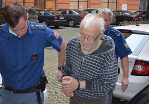 Druhý nejstarší vrah v Česku Leoš Krška (77) trpí vážnými zdravotními problémy. Eskorta jej musela cestou k soudu podpírat na každém kroku. Bez pomoci není schopen chůze.