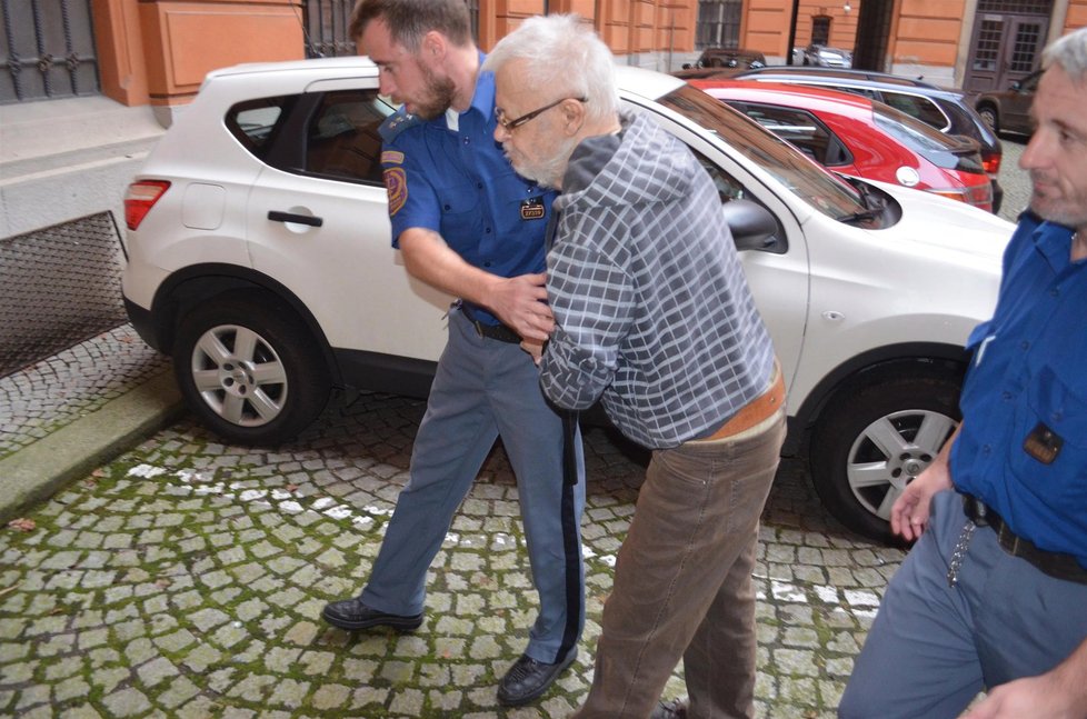Druhý nejstarší vrah v Česku Leoš Krška (77) trpí vážnými zdravotními problémy. Eskorta jej musela cestou k soudu podpírat na každém kroku. Bez pomoci není schopen chůze.