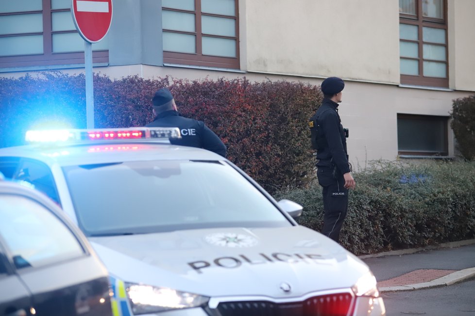 Zásahová jednotka policie zasahuje proti střelci v pražských Strašnicích. (31. října 2021)