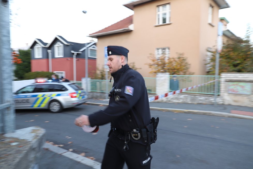 Zásahová jednotka policie zasahuje proti střelci v pražských Strašnicích. (31. října 2021)