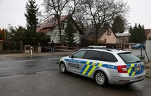 Policie opět hlídkuje v Hostouni na Kladensku: Vykradli dům střelce