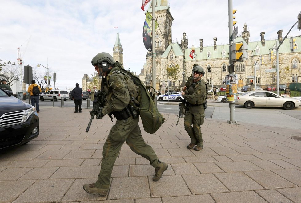 Zásah v kanadském parlamentu: Střelec postřelil vojáka u válečného pomníku a utekl do budovy, kde se střílelo dál!