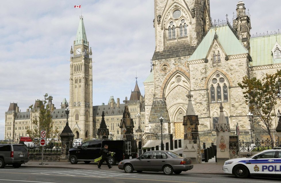 Zásah v kanadském parlamentu: Střelec postřelil vojáka u válečného pomníku a utekl do budovy, kde se střílelo dál!
