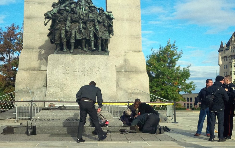 Kanadskému vojákovi dávali u válečného pomníku první pomoc kolemjdoucí. Než přijeli záchranáři