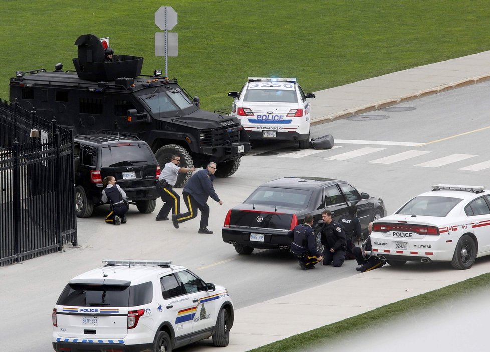 Bojová pohotovost u kanadského parlamentu: Policisté i armáda přijeli kvůli střelbě