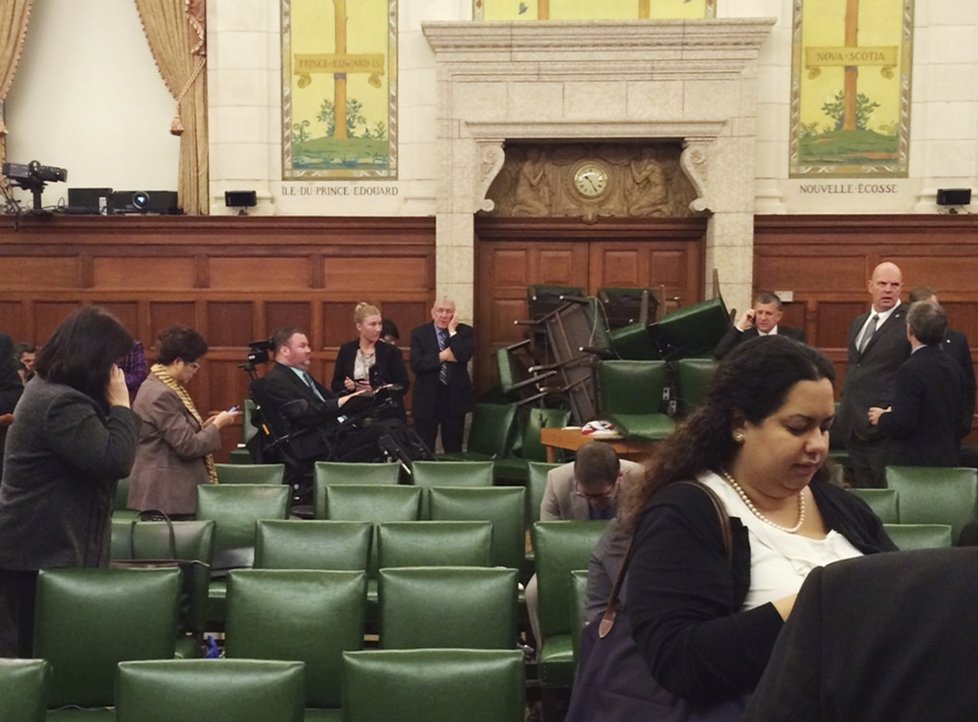 Poslanci kanadského parlamentu se snažili chránit před střelcem barikádou ze židlí