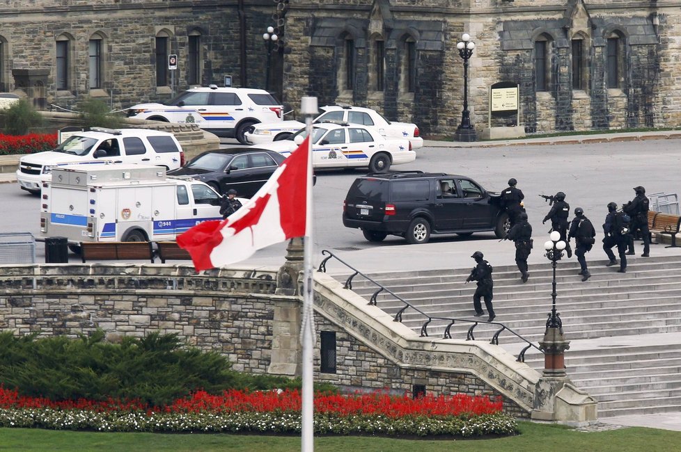Zásahová jednotka střelce z kanadského parlamentu zabila. Pátrala však i po komplicích