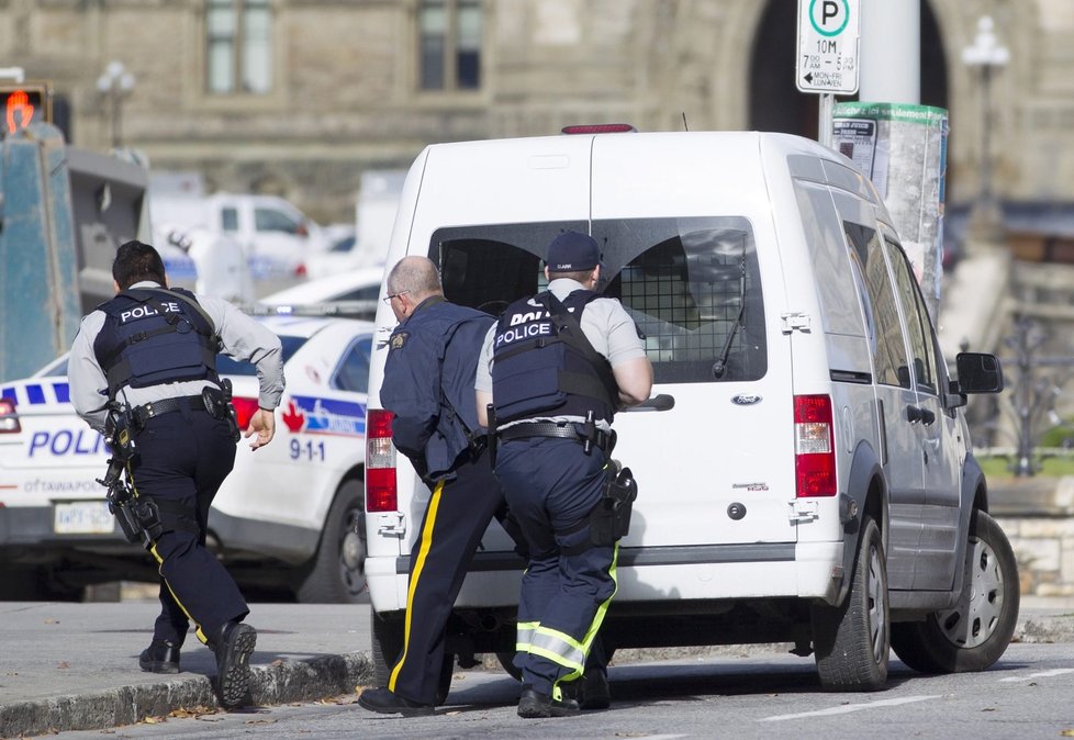 Rozruch před kanadským parlamentem: Střelba vyděsila Ottawu