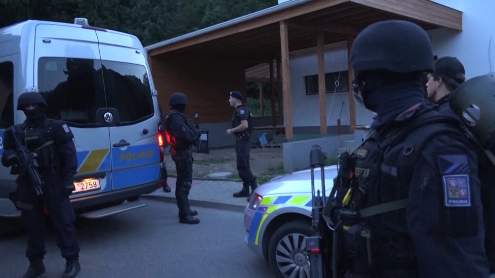 Policisté zadrželi agresora, který v radotínské ubytovně střílel z plynové pistole.