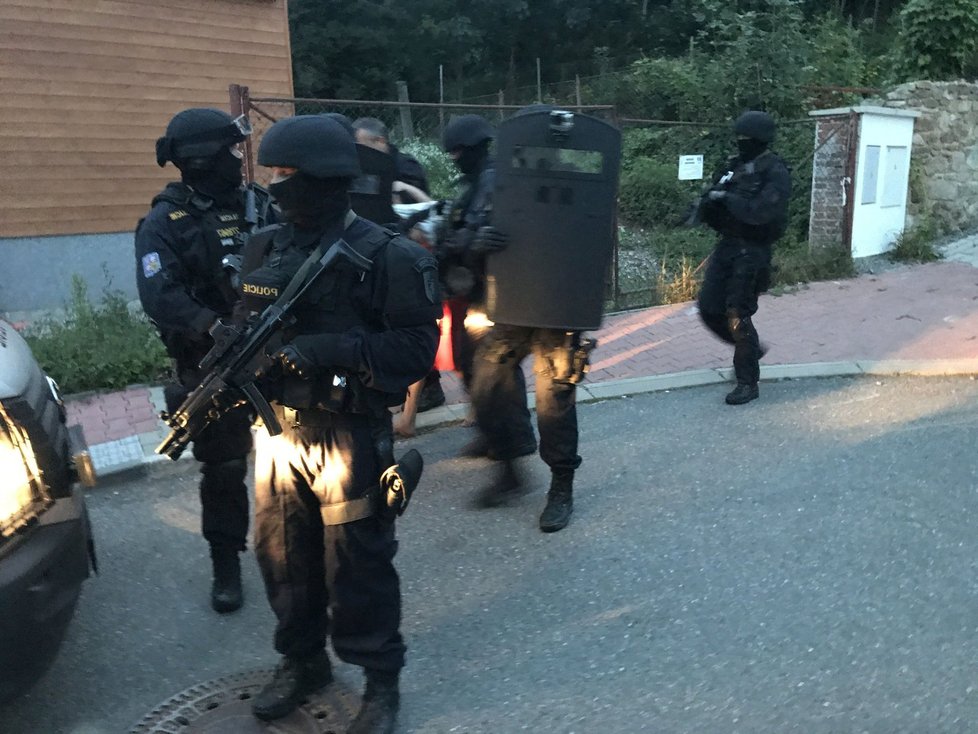 Policisté zadrželi agresora, který v radotínské ubytovně střílel z plynové pistole.