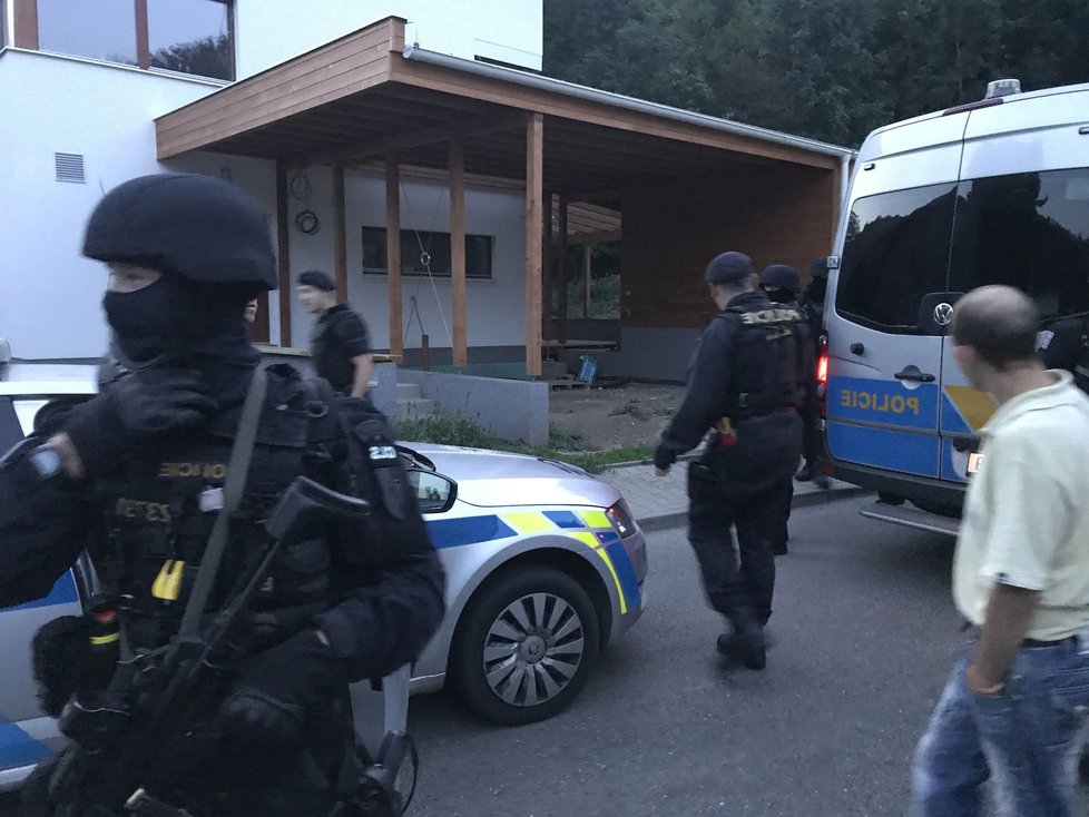 Policisté zadrželi agresora, který v radotínské ubytovně střílel z plynové pistole.