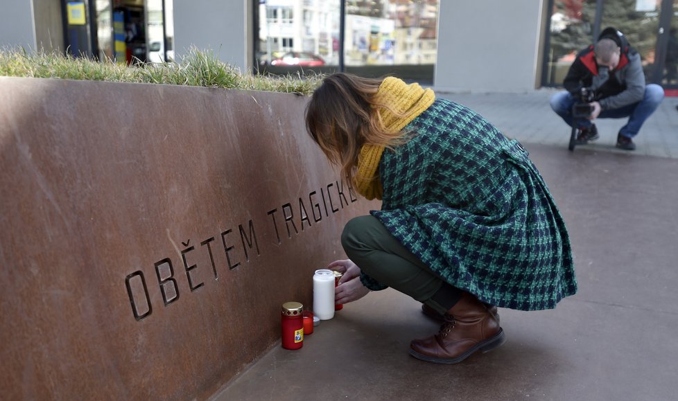 Desítky lidí si připomněly 24. února 2020 v Uherském Brodě na Uherskohradišťsku tragickou střelbu, při níž vrah před pěti lety usmrtil v restauraci Družba osm lidí a pak i sebe.