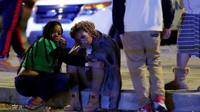 Nejméně dva lidi zemřeli a tři další byli zraněni při střelbě, kterou rozpoutali neznámí pachatelé nedaleko míst, kudy procházel tradiční masopustní průvod v americkém New Orleans