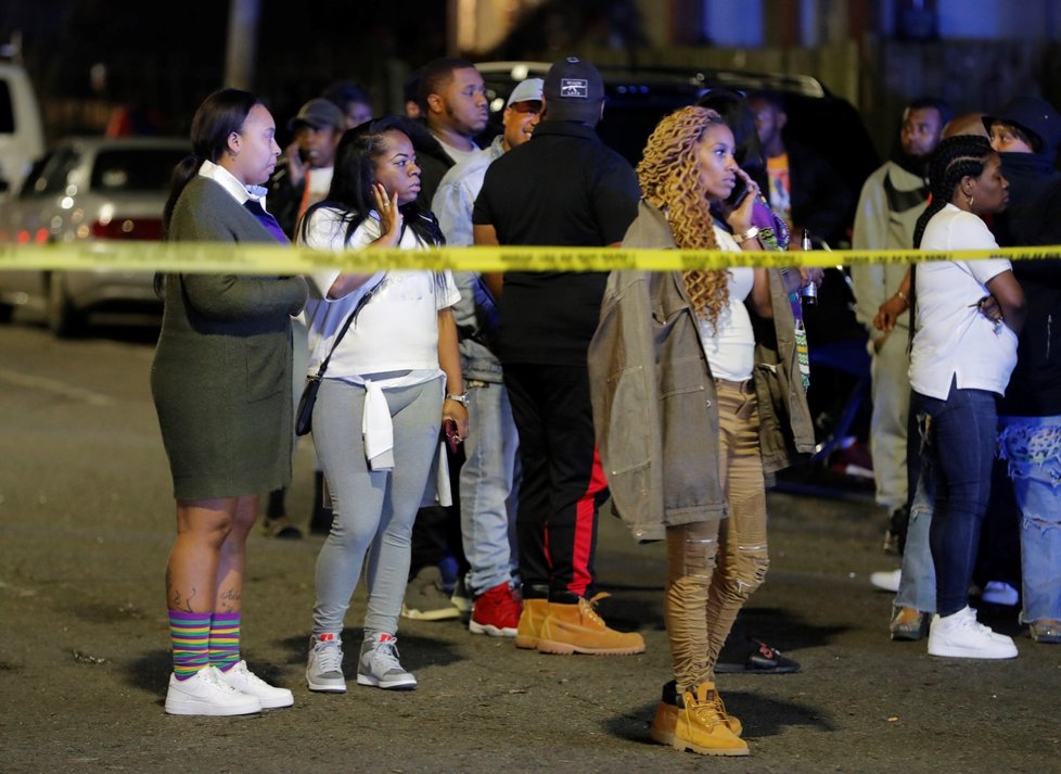 Nejméně dva lidi zemřeli a tři další byli zraněni při střelbě, kterou rozpoutali neznámí pachatelé nedaleko míst, kudy procházel tradiční masopustní průvod v americkém New Orleans