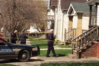 Rodinná tragédie v USA: Tříletý chlapec zastřelil ročního bratříčka