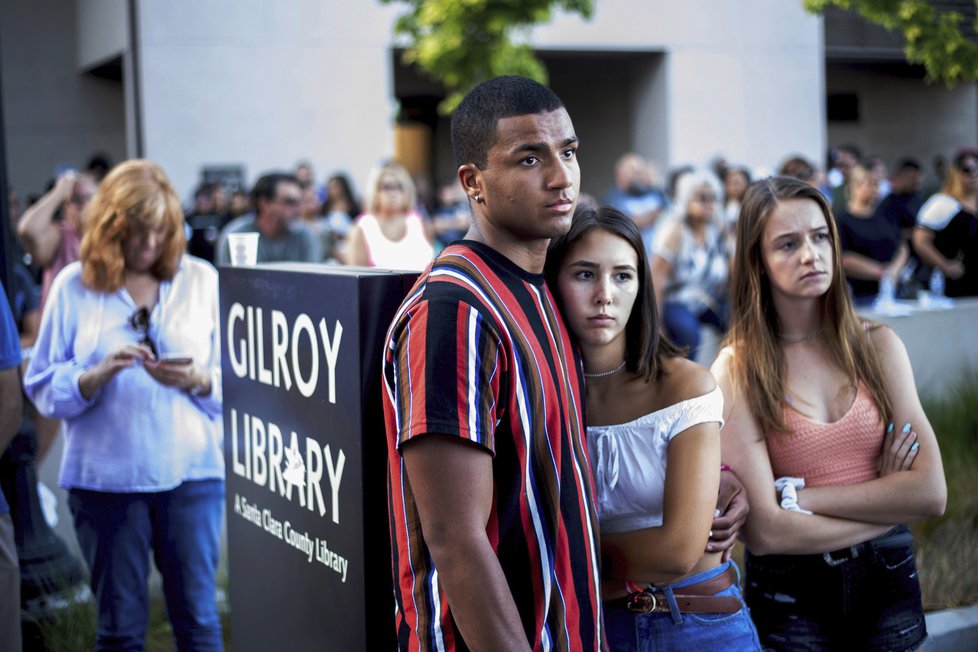 Lidé truchlí nad obětmi střelby z festivalu česneku v Gilroyi.