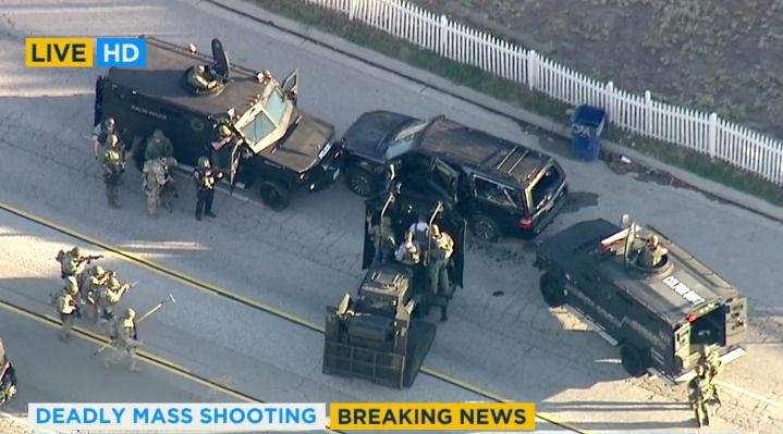 Speciální tým na zneškodňování bomb obklopil černé SUV se střelci z Kalifornie.